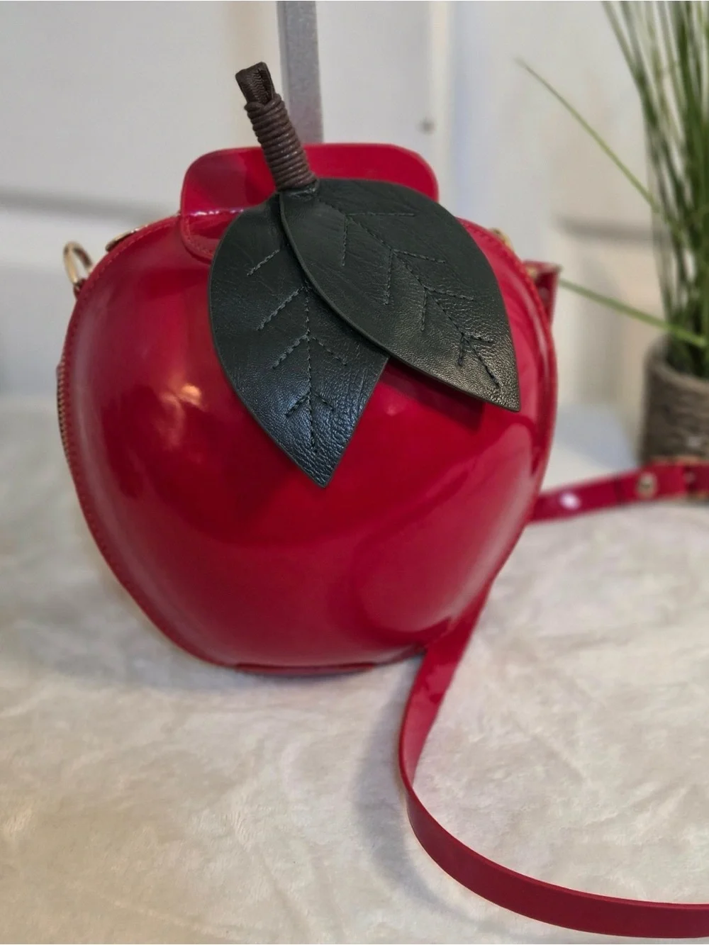Red Apple-Shaped Women’s Backpack with Green Leaf Accent